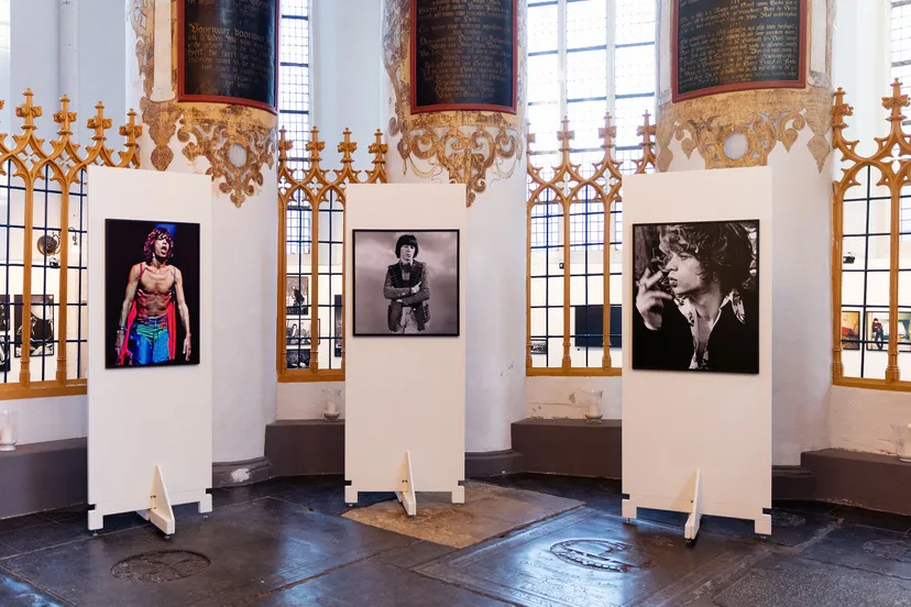 installation view gimme shelter the stones in beeld hanne van der velde