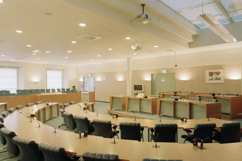 interieur overzicht nieuwe raadzaal groningen 20396117 rce cc by sa 30
