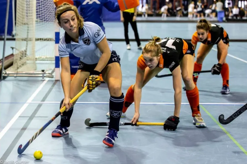 klaartje de bruijn oud speelster van ghhc groningen wordt verdedigd door jorien wuremeus buning en florentine blom1