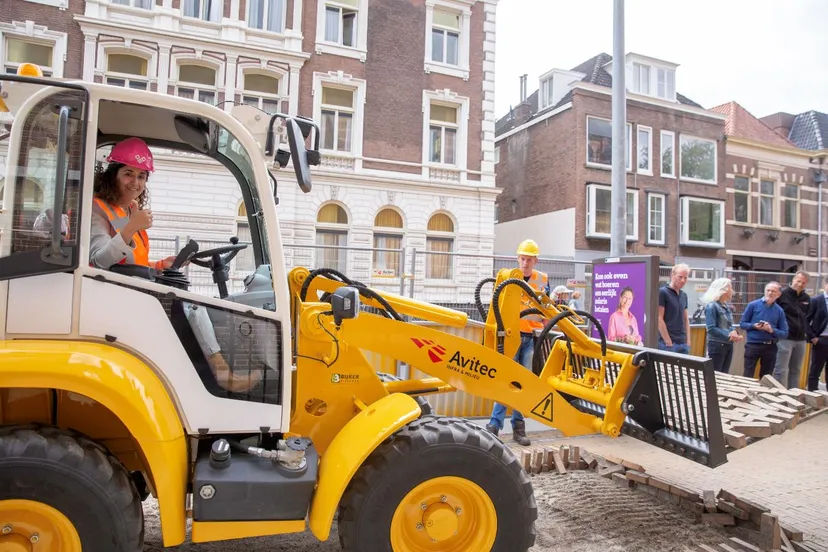 01 07 2019 starthandeling vervanging gele steentjes binnenstad weth chakor henk tammens 11