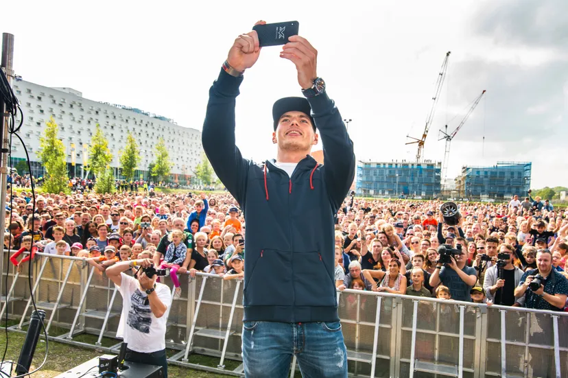 03 jumbo groningen een echt max verstappen selfie met het publiek