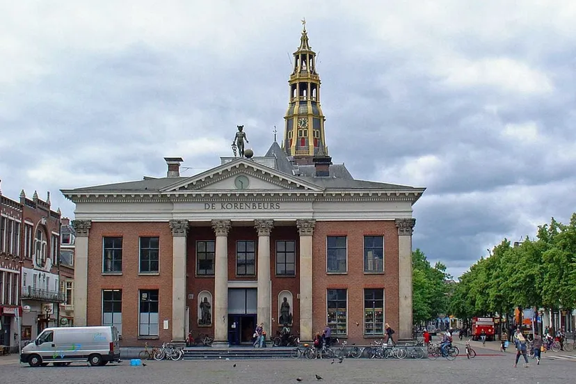 1024px der aa kerk met korenbeurs