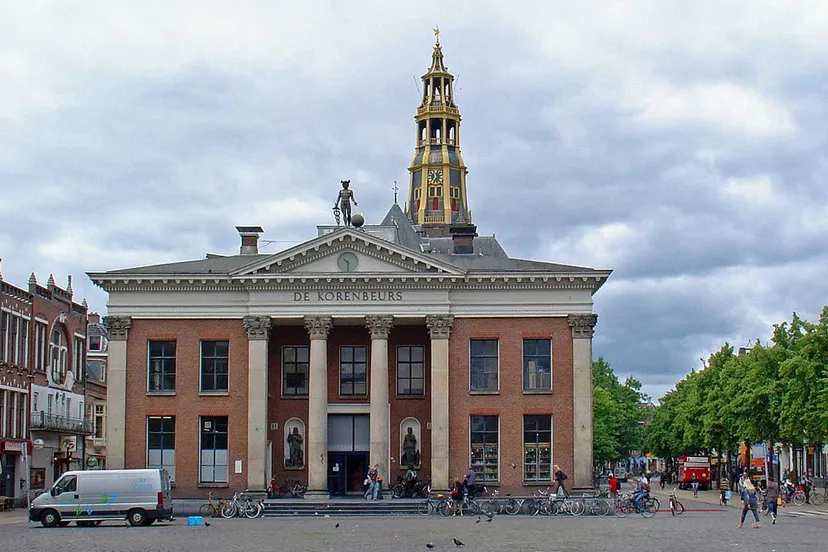 1024px der aa kerk met korenbeurs