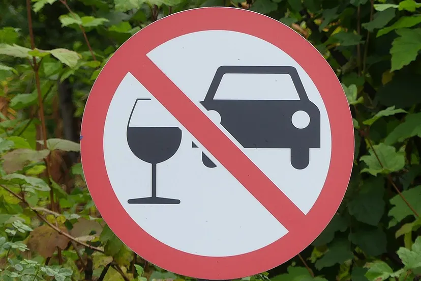 1024px dont drink and drive sign at strathisla whisky distillery car park alcohol reinhard muller wikipedia cc by sa 40