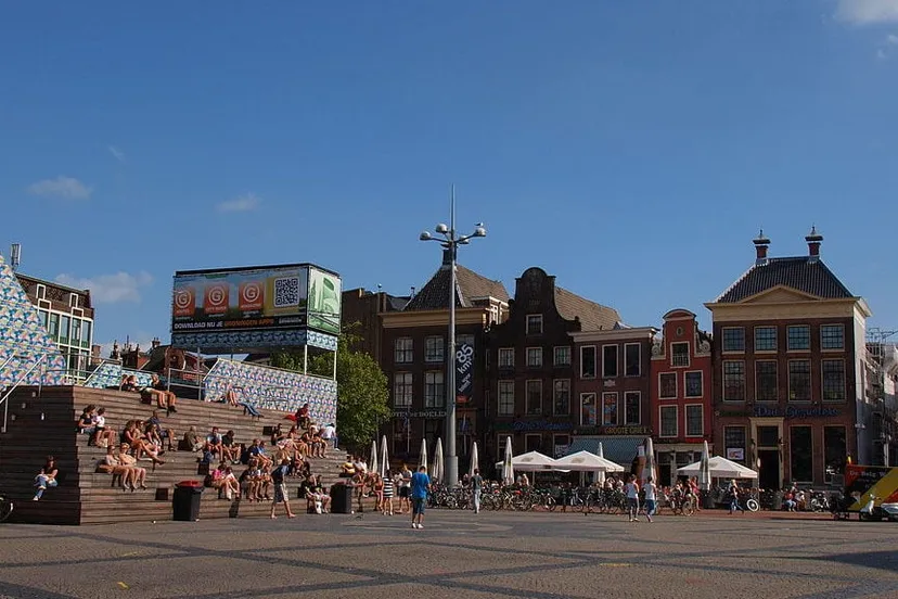 1024px drie gezusters groningen binnenstad centrum terras grote markt 2012 cc bysa 30 baykedevries e1538740009906