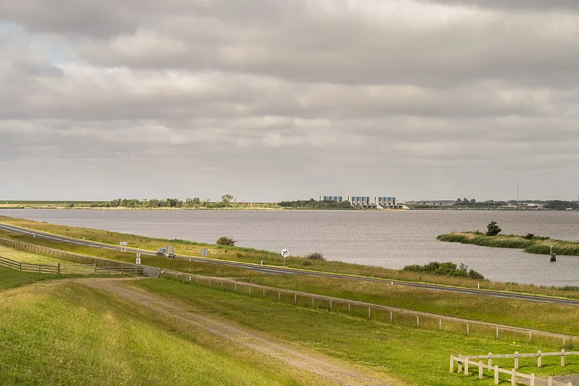 1024px het lauwersmeer vanaf de zeedijk met op de achtergrond de cleveringsluizen cc by sa 30 uberprutser
