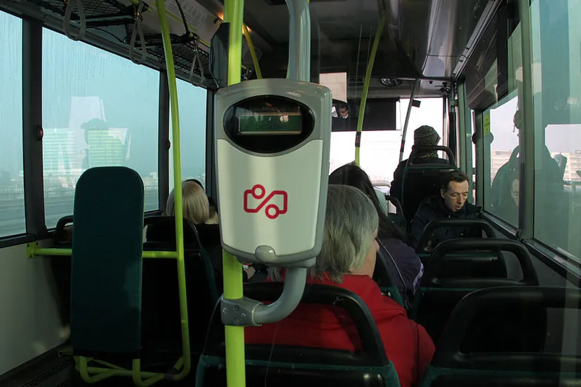 1024px ov chipkaart in bus