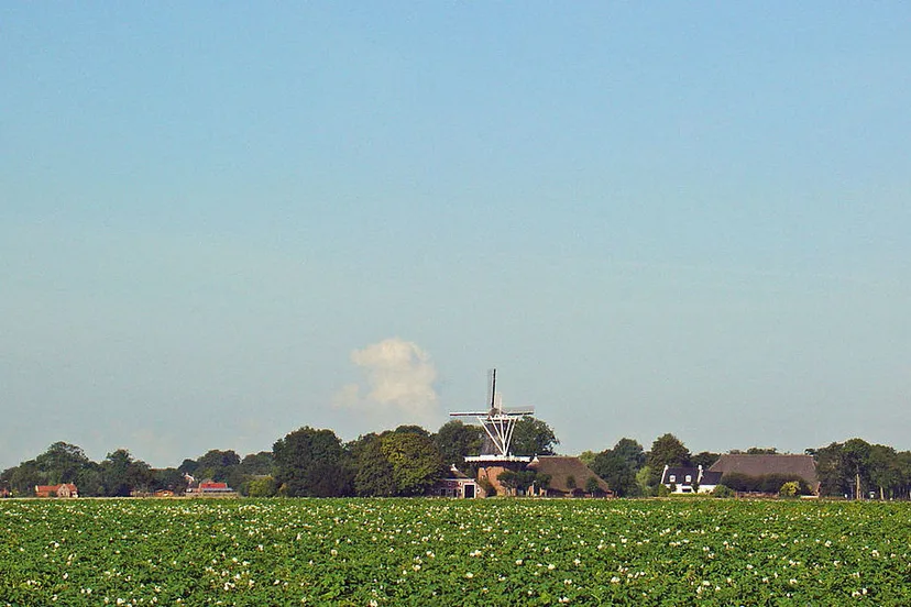 1024px zicht op garsthuizen met molen de hoop gouwenaar publiek domein e1518443357832