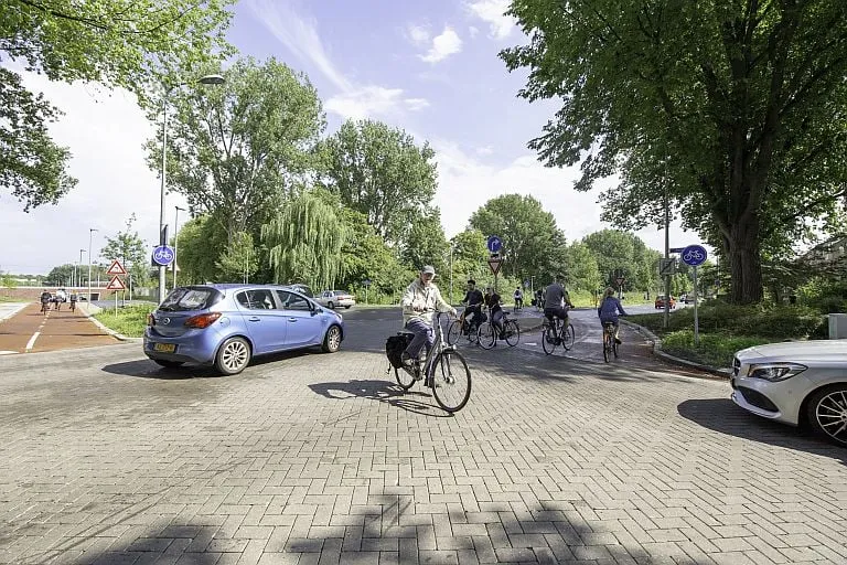 117907617 2679606238924480 5406354573930165428 n helperzoom kruising fietsers fb