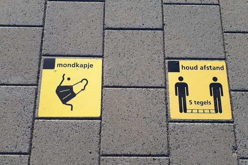 1280px social distance indicators at breukelen station during covid 19 pandemic mondkapje afstand breukelen cc by sa 40 wikipedia commons martind