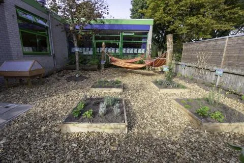 19 10 2020 werthouder glimina chakor opent een nieuwe groene schoolplein henk tammens 1