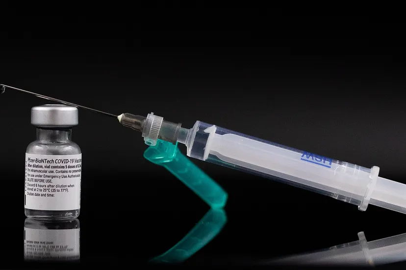 1920px covid19 vaccine biontech pfizer 2 cc by sa 30 wikipedia commons arne museler