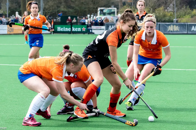 20180408 b9a0833 noor hakker probeert de verdediging van bloemendaal te doorbreken