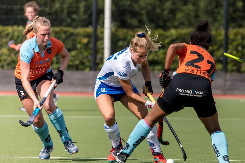 20180902 b9a2624 robine koerts van ghhc verdedigt samen met anouk van den berg een aanvaller van kampong e1535911149917