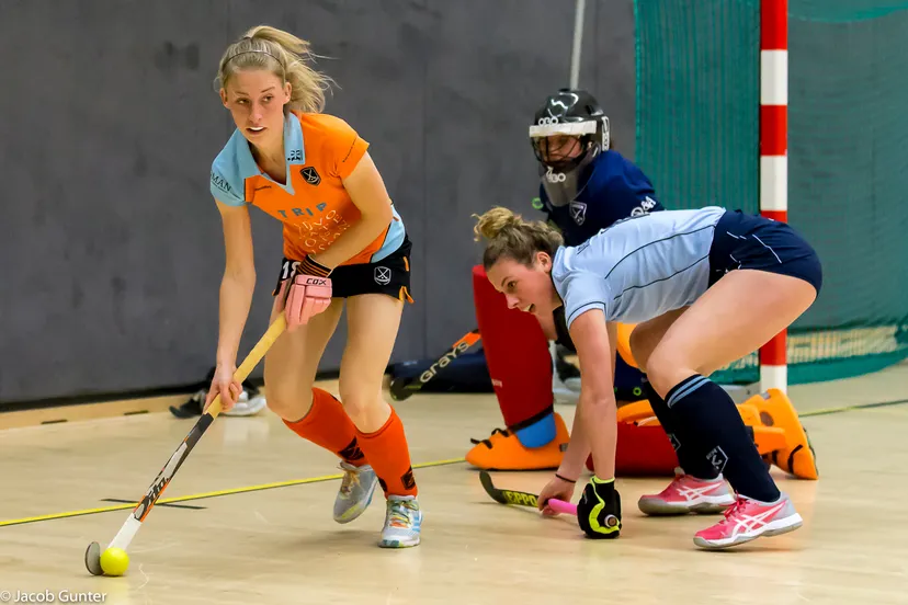 20181216 a16q5998fieke hoff wordt verdedigd door de verdediging van laren