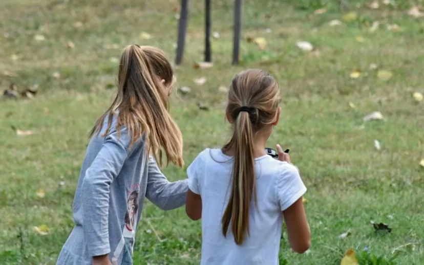 2019 09 13 10 46 26 1200x800 samen spelen kinderen buiten 915x518 cc0 publiek