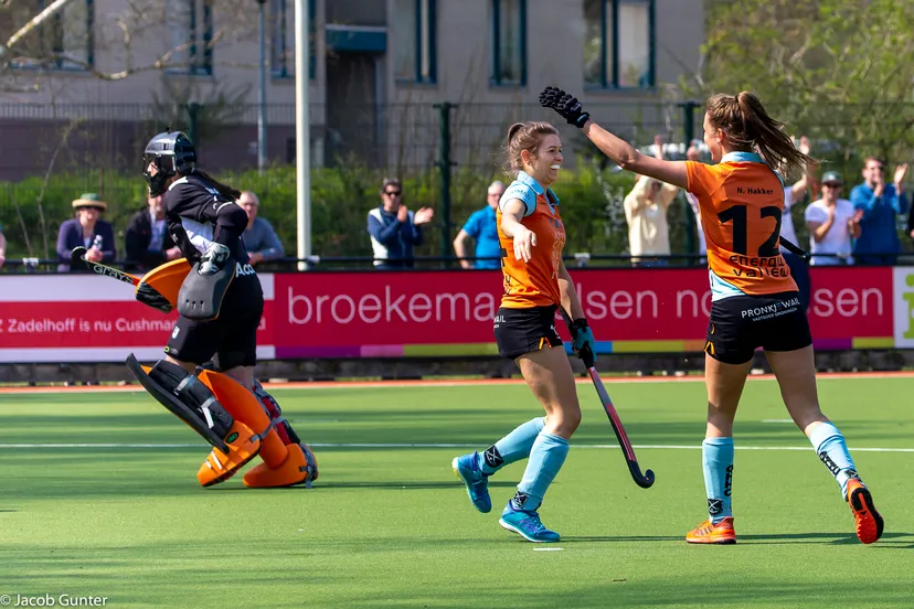20190407 a16q1645 2 amelia katerla en noor hakker vieren de goal