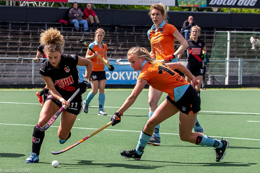 20190512 a16q3243 marle brenkman probeert maria verschoor van scoren af te houden 12 mei