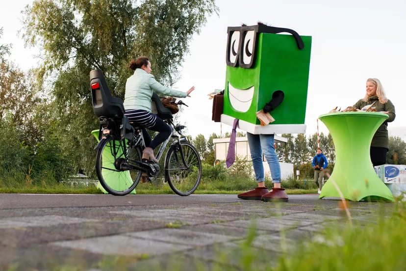 20200924 afbeelding fiets naar je werk dag 2 fietsers krijgen broodje aangeboden tijdens fiets naar je werk dag