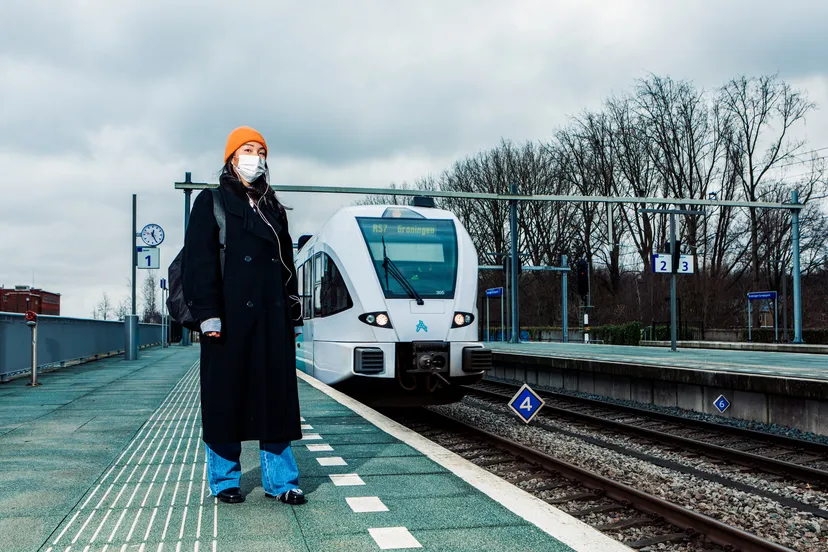 20220214 persbericht qbuzz ns en arriva slaan samen met groningen bereikbaar en ov bureau groningen drenthe handen ineen