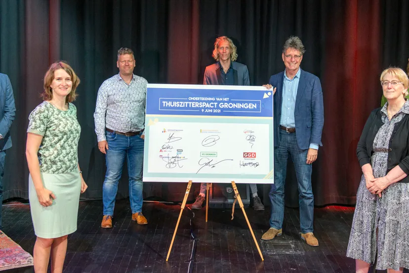 21 06 09 ondertekening thuiszitterspact 2 met weth bloemhoff 1 erik brand