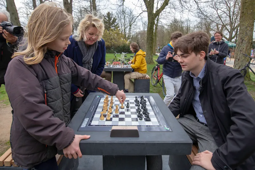 29 03 2021 openingshandeling van 2 stenen schaaktafels in het noorderplantsoen 3 henk tammens