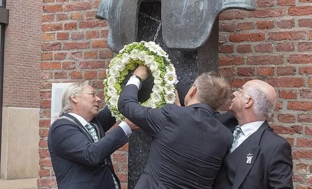 40253111 2167329550152154 8443777705320644608 n kranslegging bommen berend henk tammens e1535448642150