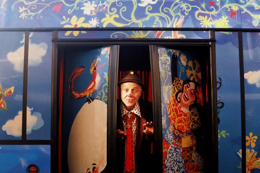 529217 423201531138754 1175922469 n teatro munganga met hun opvallende theaterbus