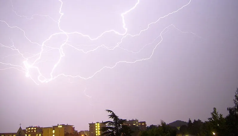 800px bliksem maurice van bruggen onweer cc by sa 30 maurice van bruggen e1522764356974