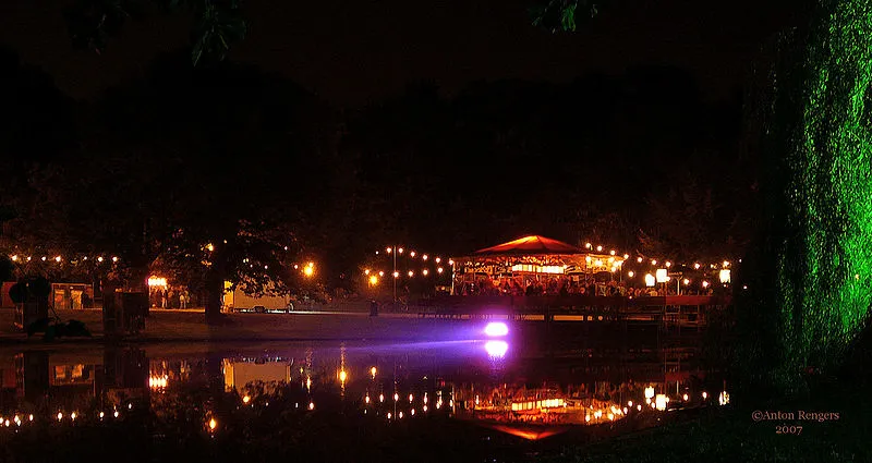 800px noorderzon bij nacht cc by sa 25 nl lampje