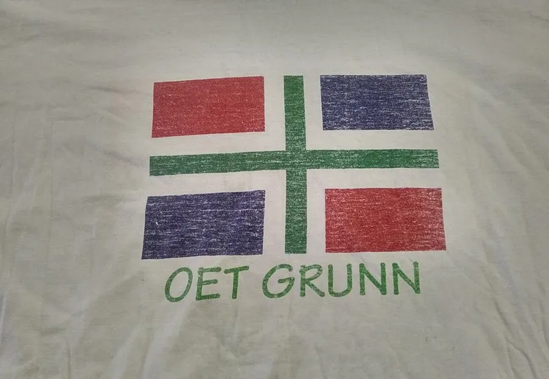 800px oet grunn groninger provincial flag white t shirt 02 cc by sa 40 wikipedia commons donald trung