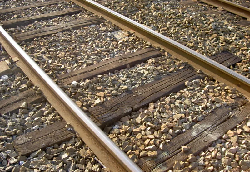 800px rail track cc by sa 30 alain caraco