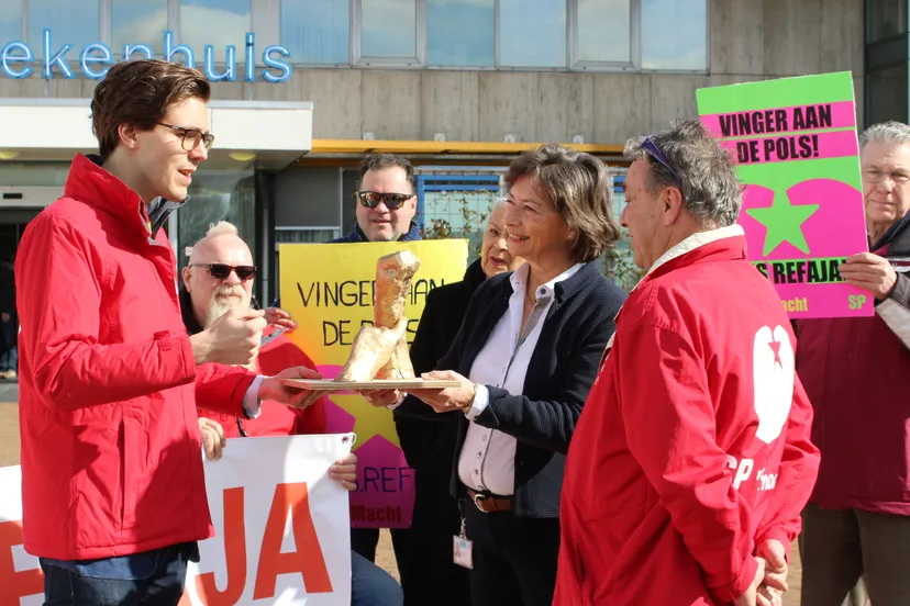 actiecomite ons refaja aanbieden gouden vinger aan de pols 10 maart 2017