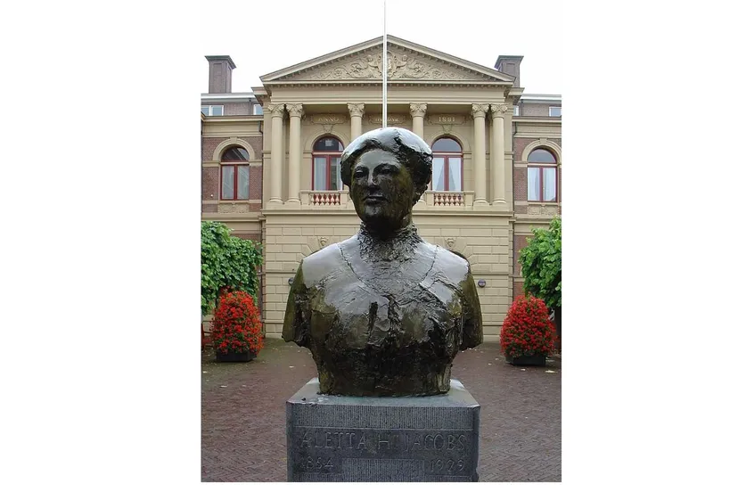 aletta jacobs harmoniegebouw groningen standbeeld publiek domein by gouwenaar own workhcommonswikimediaorg