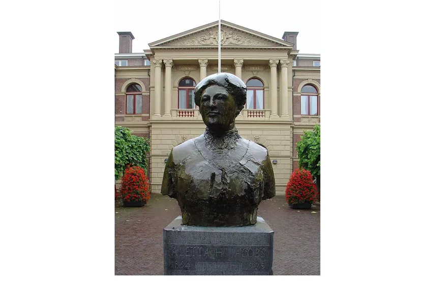 aletta jacobs harmoniegebouw groningen standbeeld publiek domein by gouwenaar own workhcommonswikimediaorg