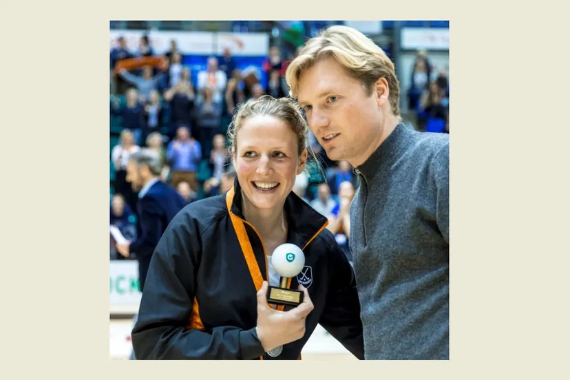 anouk van den berg van dames 1 van ghhc die de prijs van de beste zaalhockeyspeelster van het seizoen 2016 2017 krijgt uitgereikt