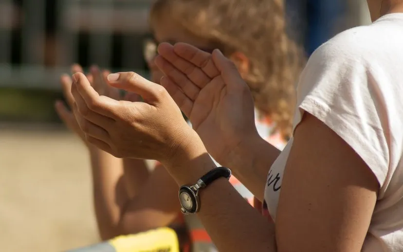 applaus jacquline macou via pixabay 915x518