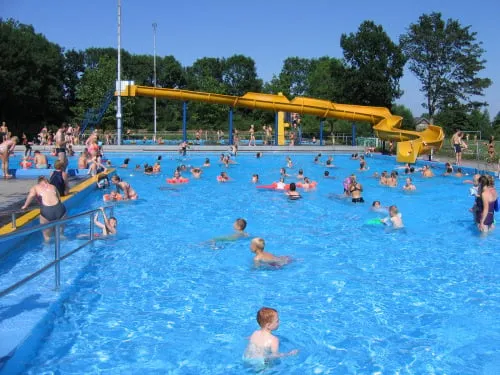 archieffoto van zwembad de blinkerd zo druk als op de foto zal het voorlopig niet kunnen worden