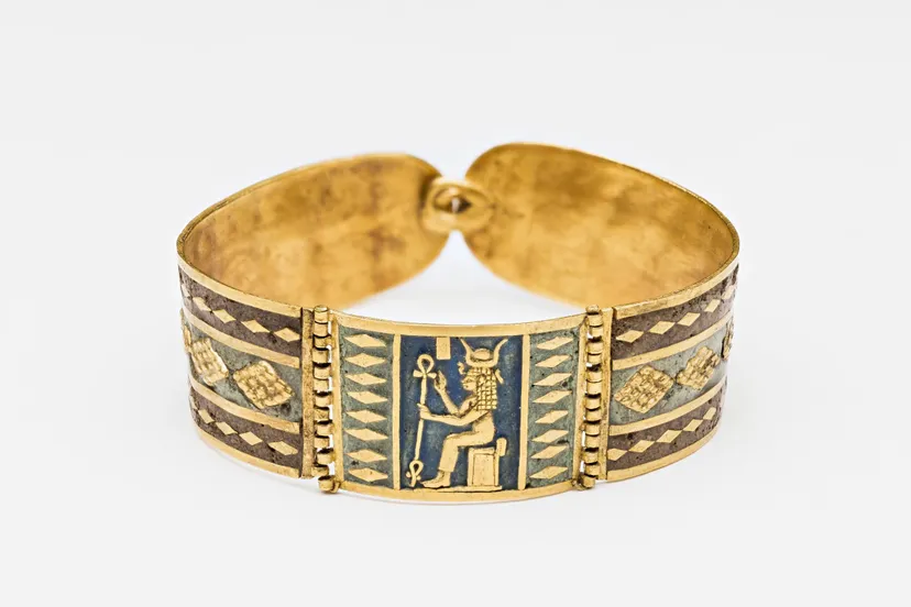 armband met beeltenis van hathor 250 100 v chr harvard university boston museum of fine arts museum of fine arts boston