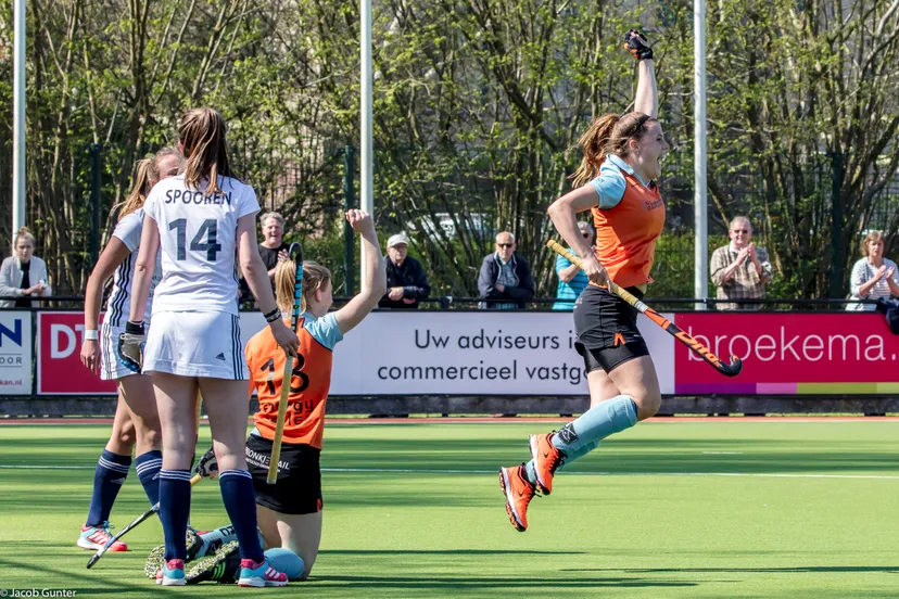 b9a2130 pam van asperen loopt juichend weg na de door haar gescoorde 1 0