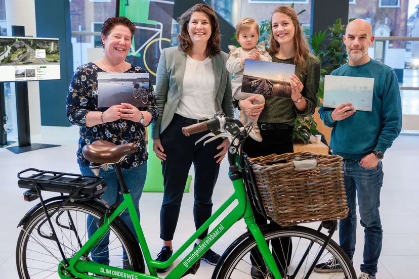beeld prijswinnaars fotoactie fiets de winter door bekend winnaars heleen kuipers patricia ots en gert jan rodenboog samen met gedeputeerde fleur graper van koolwijk fotograaf jan buwalda