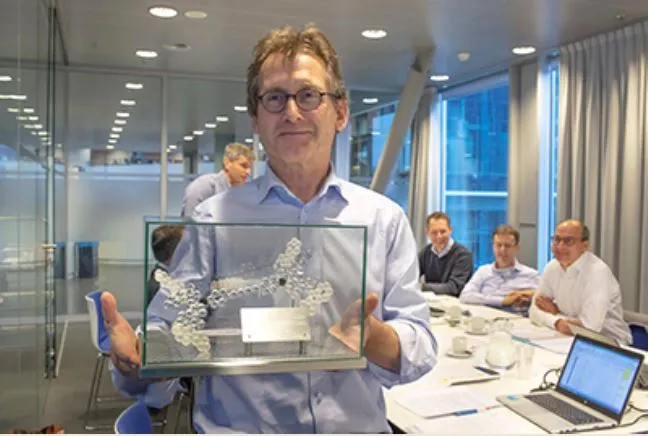 ben feringa met model nanocar