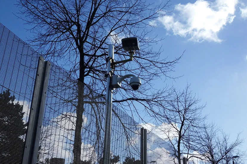 beveiligingscamera cc by sa 30 wikipedia commons jurgennl