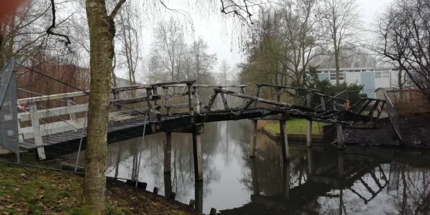 brug vijver meerpaal baken