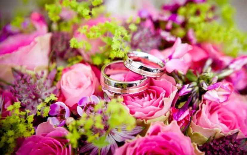 bruidsboeket en ringen 915x518 1