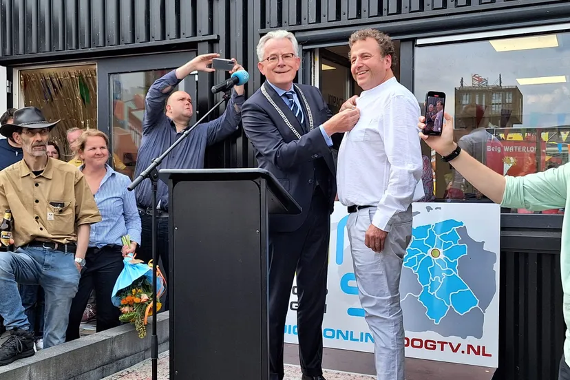 burgemeester koen schuiling speldt evert janse de versierselen op foto rick van der velde