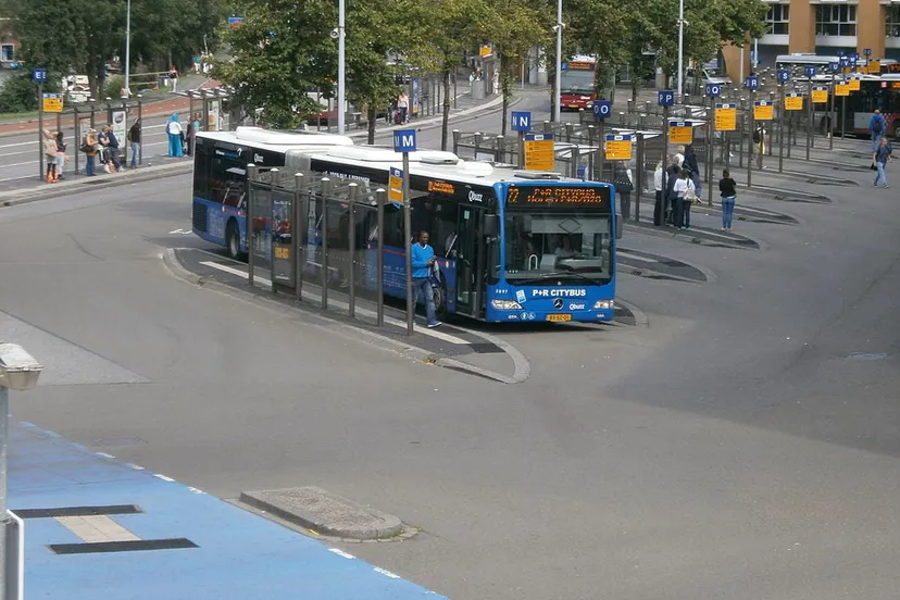 busstation cc by sa 30 wikipedia commons theroy t