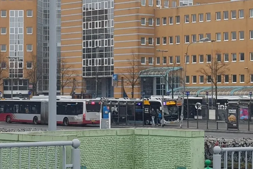 busstation vanaf groninger museum