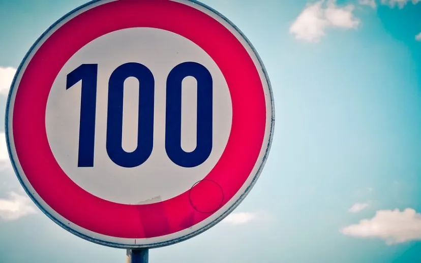 characters 3533352 960 720 915x518 100 km bord cc0