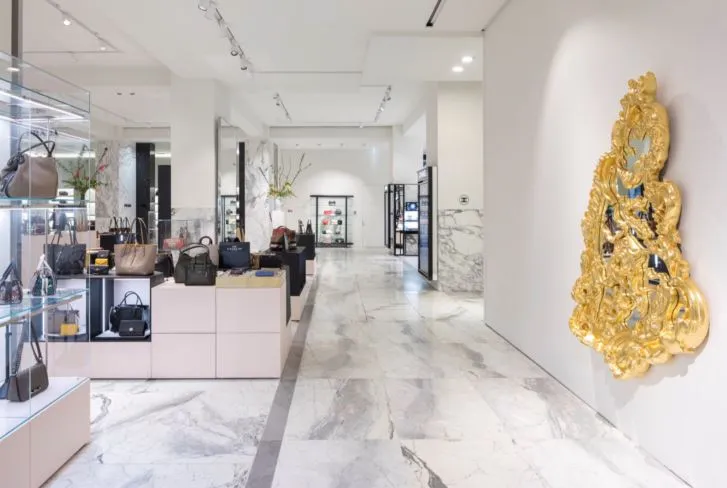 christus en het lam rechts bij de bijenkorf in amsterdam koons05 groninger museum